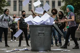 Lachwekkende vertoning: Klimaatspeeltje van D66 faalt, Burgerberaad stemt 10 van zijn EIGEN plannen weg!