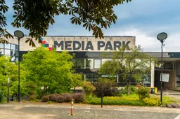 Publieke omroep snijdt in programma’s: NPO-top graait ondertussen vrolijk door