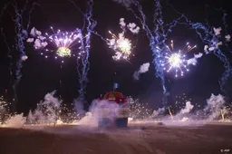 Aanhouding in Den Haag, agenten met vuurwerk bekogeld 