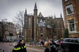 Omwonenden van Vondelkerk in de loop van de dag terug naar huis