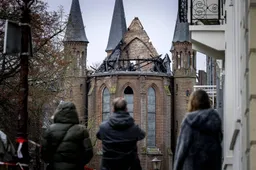 Politie doet onderzoek naar de oorzaak van brand Vondelkerk