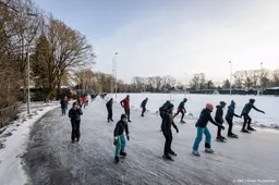 Schuifelen en gezelligheid door drukte op natuurijsbanen