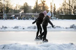 Schaatsers zakken door ijs bij Weesp, waarschuwing voor dun ijs