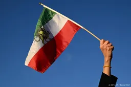 Zo'n 200 mensen bij solidariteitsmars voor Iran in Amsterdam
