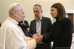 Paus Leo ontmoet nabestaanden Zwitserse nieuwjaarsbrand