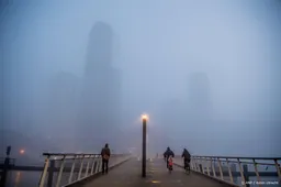 In de nacht plaatselijk dichte mist in het noorden van het land