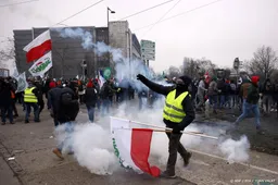 Traangas en vuurwerk bij boerenprotest bij Europees Parlement