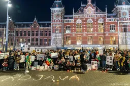 Kaarsen en stilte bij pro-Koerdische demo Amsterdam Centraal