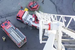 Brandweer redt persoon uit brandende woning in Zeewolde