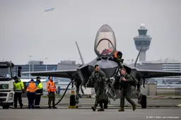 F-35's oefenen 'voor oorlog' tussen de toeristen op Schiphol
