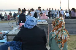 OMVOLKING GAAT DOOR: "Rechtse" regering Zweden haalt alsnog 90.000 buitenlanders binnen!