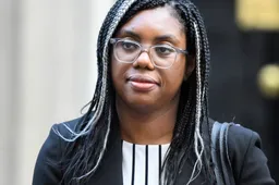 STEUN DE IRANIËRS, MAAR HOU JE HANDEN THUIS: Westen moet militair wegblijven uit Iran