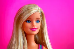 WOKE-WAANZIN BIJ MATTEL: Barbie lanceert pop met autisme (compleet met fidgetspinner!)