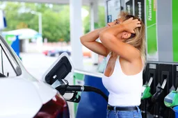 DE GROTE LEUGEN: 'Korting' aan de pomp is nep, u betaalt NU al MEER belasting dan voor de crisis!