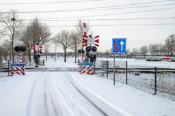 Winterweer legt Nederland grotendeels plat: chaos op weg, spoor en luchthavens