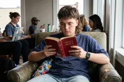 CHRISTELIJKE REVOLUTIE: Bijbelverkoop explodeert onder jongeren, Gen Z zoekt God