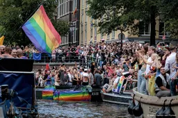 Amsterdam eert 'helden van de lhbtiq+-gemeenschap' met tegels