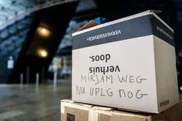 Boeren zetten tientallen verhuisdozen bij provinciehuis Utrecht