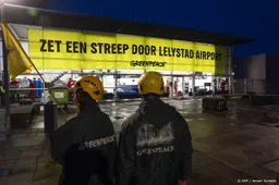 Actievoerders Greenpeace bezetten hoofdgebouw Lelystad Airport