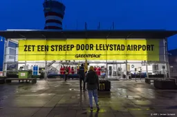 Greenpeace gaat door met bezetting hoofdgebouw Lelystad Airport