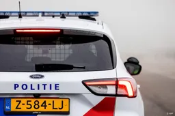 Bestuurder naar ziekenhuis na botsing met politieauto in Limburg