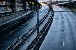 Marechaussee vindt zeventien vreemdelingen in koeltrailer