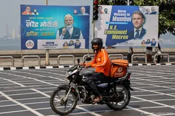 Macron aangekomen in India, straaljagerdeal op tafel