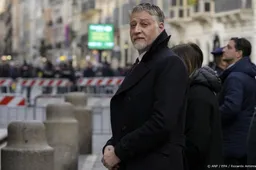 Slagtand van Romeins olifantenbeeld van Bernini afgebroken