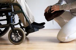 SER: investeer in werkende mantelzorgers, geef ze betaald verlof