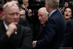 Koning Charles verschijnt in het openbaar na arrestatie Andrew