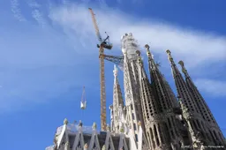 Hoogste toren basiliek Sagrada Familia af, maar bouw gaat door