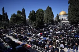 Tienduizenden moslims bij vrijdaggebed Al-Aqsamoskee