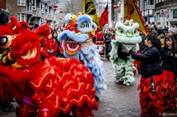 Duizenden bij drakenoptocht in Chinatown Den Haag voor nieuwjaar