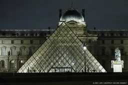 Activisten hangen foto van Andrew na arrestatie op in Louvre