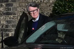 Omstreden Mandelson meegenomen door politie