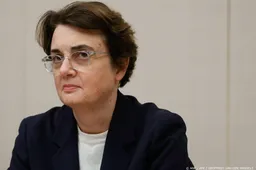 Museumdirecteur Des Cars vertrekt bij het Louvre