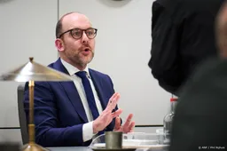 Van den Brink wil cijfers asielopvang snel met gemeenten delen