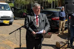 Hubert Bruls als Smurfin?! VI-tafel ligt dubbel om absurde verkleedpartij: "Hij knapt er wel van op!"