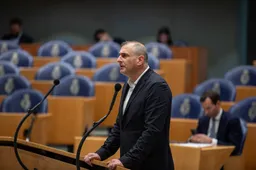 Politiek theater in Den Haag: Markuszower krabbelt lafjes terug terwijl minderheidskabinet-Jetten flirt met zijn zetels