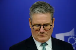 Starmer wankelt: eigen partij opent aanval na Mandelson-Epstein schandaal, premier in levensgevaar