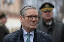 Paniek in Downing Street: Starmer offert rechterhand McSweeney op om Epstein-schandaal te overleven