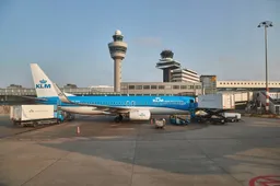 Nationale trots in de kreukels: KLM-vliegtuigen botsen op Schiphol terwijl het kartel toekijkt