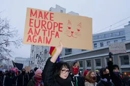 SCHOKKEND: Oud-topgeneraal Dick Berlijn verdedigt terreurclub Antifa: 'Wie tegen is, is een fascist!'