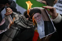 KHAMENEI BIBBERT VOOR TRUMP: Waarschuwt voor 'oorlog' terwijl Amerikaanse vloot voor de deur ligt (Maduro-scenario dreigt!)