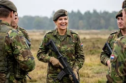 Knettergek: Máxima (54) speelt soldaatje voor de bühne en krijgt top-rang cadeau