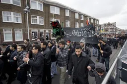 EIGEN VOLK LAATST: Woningcorporatie wrijft de huizencrisis lachend in het gezicht van de Nederlander