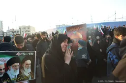 Duizenden mensen brengen eerbetoon Khamenei in centrum Teheran