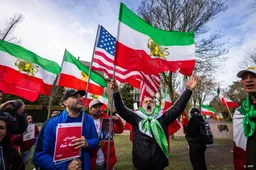 Zo'n tweehonderd feestende mensen bij Iraanse ambassade Den Haag