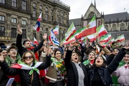 Honderden dansen op Amsterdamse Dam na dood Khamenei