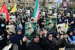 Hezbollah-aanhangers herdenken Khamenei en zweren wraak